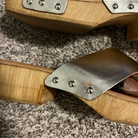 Steve Madden Tan and Brown Mules with Wooden Platform - Picture 6 of 9